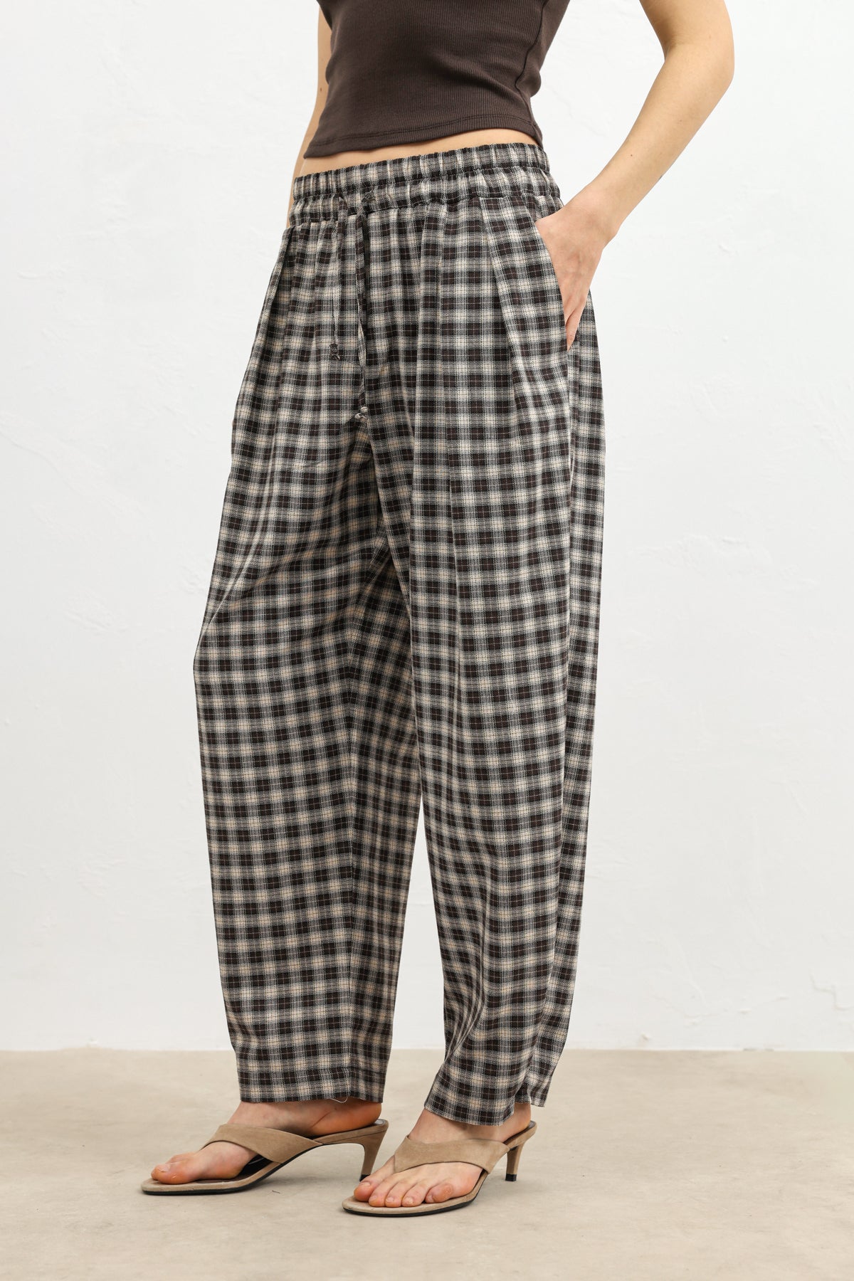 Ayarlanabilir Manşetli Ekose Kadın Pantolonu Kahverengi